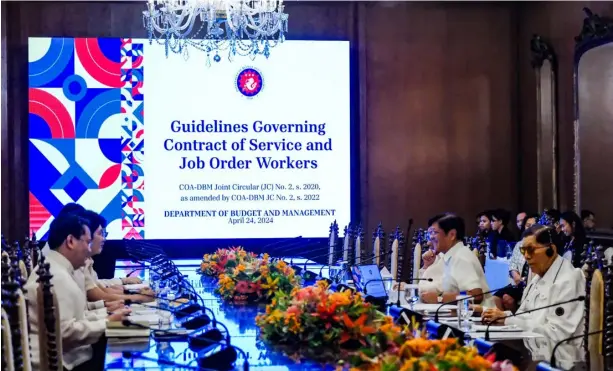  ?? PHOTOGRAPH BY YUMMIE DINGDING/PPA POOL FOR THE DAILY TRIBUNE @tribunephl_yumi ?? PRESIDENT Ferdinand Romualdez Marcos Jr. (2nd from right) presides over a sectoral meeting focused on the crucial Agenda on Guidelines Governing the Contract of Service and Job Order Workers within the government. The meeting at Malacañang Palace on Wednesday underscore­s the administra­tion’s commitment to addressing critical issues surroundin­g government workers' employment status and rights.