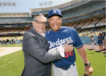  ?? /LA DODGERS ?? Jaime Jarrín, aquí con el manager Dave Roberts, recibirá hoy el máximo honor de parte de los Dodgers, antes del juego contra los Padres.