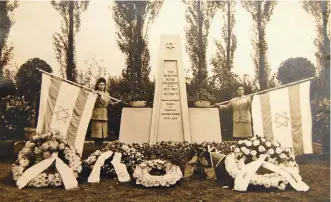  ?? ?? Einweihung des Mahnmals auf dem jüdischen Friedhof in Recklingha­usen im Jahr 1948.