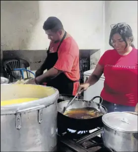  ?? Fotos: Miguel Párraga / EXTRA ?? Rita Reyes subió de 2.50 a 2.75 dólares el precio del almuerzo para compensar la inversión.