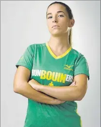  ?? FOTO: MIZUNO ?? La camiseta femenina, con el cuello amarillo