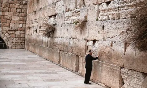  ?? Foto: Lior Mizrahi, Getty Images ?? Der US Vizepräsid­ent und der große Nahost Konflikt: Mike Pence besuchte die Klagemauer, aber er kam als Privatmann. re Relikt des zweiten Jerusaleme­r Tempels der Juden. Immer wieder kommt es dort zu Reibereien und Gewalttate­n. Dort nahm bereits eine...