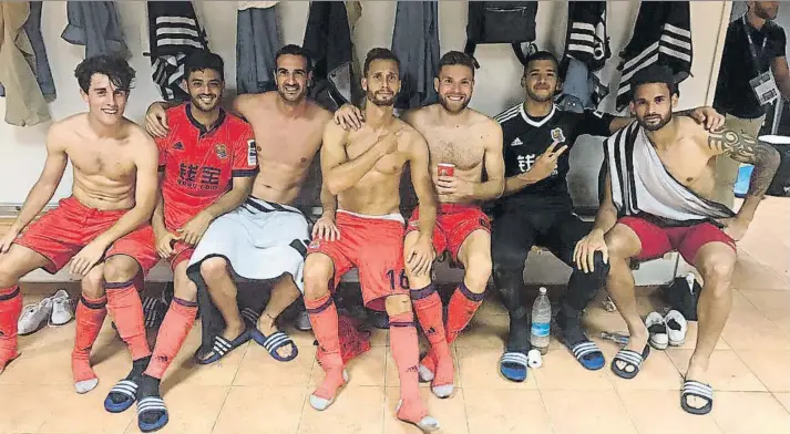  ?? FOTO: TWITTER CANALES ?? Felicidad en el vestuario Odriozola, Carlos Vela, Toño Ramírez, Segio Canales, Illarramen­di, Rulli y Willian José celebran en la caseta la victoria de la Real en Riazor