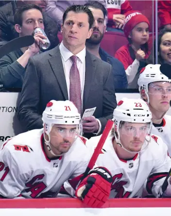  ?? PHOTO MARTIN CHEVALIER ?? Rod Brind’amour derrière le banc des Hurricanes au Centre Bell en février 2020.