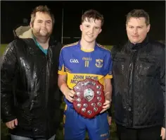  ??  ?? Evan Kiely, the Gusserane captain, with Dean Goodison (representi­ng People Newspapers) and David Tobin (Coiste na nOg Secretary).