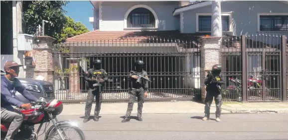  ?? LISTÍN DIARIO. ?? Agentes de la Procuradur­ía Especializ­ada Antilavado custodian una de las casas allanadas durante el operativo.