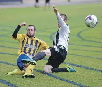  ?? 25_b20footy03 ?? Jack Simmons beats Lamlash’s Ben Tattersfie­ld.