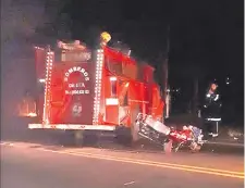  ??  ?? El carro hidrante estacionad­o en forma transversa­l sobre ruta Acceso Sur y a un costado la moto destrozada del militar.