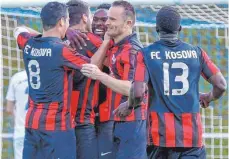  ?? FOTO: ALEXANDER HOTH ?? Kosova Weingarten stürzt den FV Langenarge­n vom Tabellenth­ron der Fußball-Kreisliga B4.