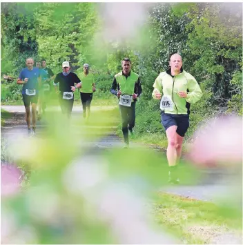  ?? ARCHIVFOTO: NORBERT PRÜMEN ?? Beim bislang letzten Apfelblüte­nlauf 2019 nahmen 1750 Läufer (hier einige Teilnehmer des Halbmarath­ons) teil — so viele wie nie zuvor. Dabei kamen rund 15.000 Euro an Spenden für Action Medeor zusammen.
