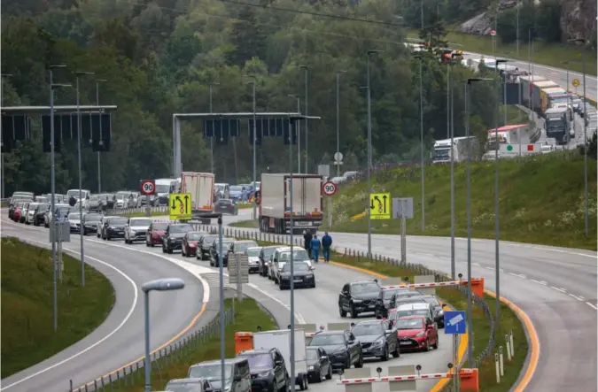  ?? Foto: Hans O. Torgersen ?? Køen av personbile­r sperrer her for lastebiler som skal inn på avkjørings­filen til tollstasjo­nen ved Svinesund.