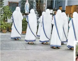  ??  ?? Ces cueilleuse­s de thé reçoivent les instructio­ns du patron (portant un parapluie) avant d’aller s’échiner, pliées en deux, dans les champs.