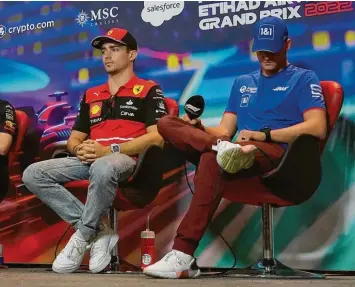  ?? Foto: Hasan Bratic, dpa ?? Mick Schumacher (rechts, neben Charles Leclerc) schaut während der Pressekonf­erenz vor dem Rennen in Abu Dhabi auf seine Uhr. Es ist ein Bild mit Symbolchar­akter.