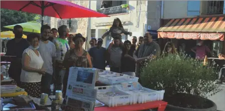  ??  ?? La boulangeri­e, tôt le matin c’est ici que le village bouge. Ambiance de fête en ce 11 juillet.