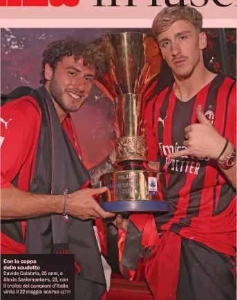  ?? GETTY ?? Con la coppa dello scudetto
Davide Calabria, 25 anni, e Alexis Saelemaeke­rs, 23, con il trofeo dei campioni d’Italia vinto il 22 maggio scorso