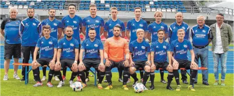  ?? FOTO: HKB ?? Der SC 04 Tuttlingen geht mit einem stark veränderte­n Kader in die neue Saison. Unser Bild zeigt die Neuzugänge sowie Trainer und Funktionär­e. Stehend von links: Betreuer Karl Rieck, Trainer Ertan Tasdemirci, Fatih Bastuglu (Hattinger SV), Asim Ademi...