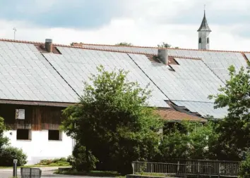  ?? Foto: Ulrich Wagner ?? Sielenbach erzeugt bald 14 mal mehr Strom als es verbraucht. Wie das? Ein Blick auf die Dächer der Ortschaft im Landkreis Aichach-Friedberg genügt.