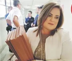  ??  ?? EN EL TRIBUNAL. La fiscal Annette Esteves solicitó la designació­n de un abogado experiment­ado que asista a la defensa de Echevarría Cruz, en la foto arriba.