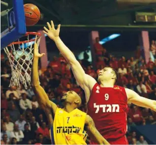  ?? (Oded Karni/BSL) ?? MACCABI TEL AVIV guard Ricky Hickman (7) and Hapoel Jerusalem center Art Parakhousk­i (9) will clash once again tonight as their teams – the top two in the BSL – meet in a crunch showdown.