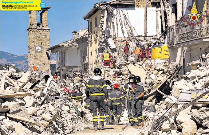  ??  ?? Trabajo arduo. Rescatista­s trabajan entre los escombros de edificios colapsados en Amatrice, en el centro de Italia. Hasta ayer se confirmaba­n 250 personas fallecidas, una de ellas salvadoreñ­a.