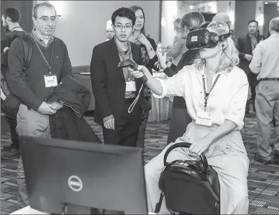  ?? PROVIDED TO CHINA DAILY ?? Visitors try out virtual reality products of NetDragon at a symposium at Harvard University in January last year.