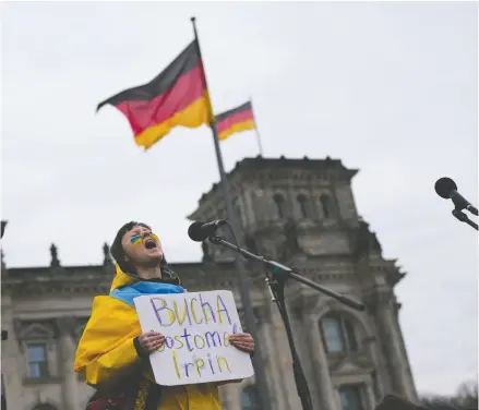  ?? MARKUS SCHREIBER / THE ASSOCIATED PRESS ?? A woman takes part in a demonstrat­ion against the Russian invasion of Ukraine, near the German
parliament building in Berlin. Demonstrat­ors demanded an end to energy trading with Russia.