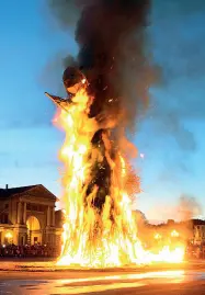  ??  ?? La befana Il rito del «Brucia la vecia» in Prato della Valle, a Padova. Questi roghi hanno fatto schizzare alle stelle le polveri sottili, già a livelli alti nel Veneto