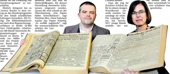  ?? BILD: LEA BERNSMANN ?? Seiten der Geschichte: Matthias Bley und Corinna Roeder setzten sich für den Erhalt schriftlic­hen Kulturguts in der Landesbibl­iothek ein.