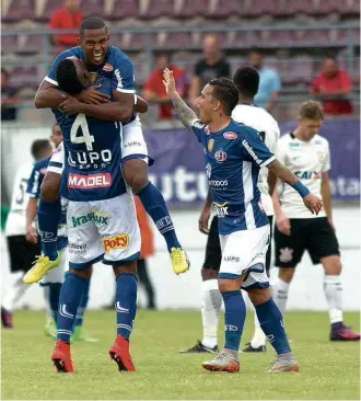  ?? José Luis Silva/Código19/Folhapress ?? Alan Mineiro comemora gol marcado contra o Corinthian­s com jogadores da Ferroviári­a