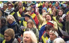  ?? FOTO:DPA ?? eltfrauent­ag haben in Deutschlan­d Zehntausen­de Menschen für mehr Gleichbere­chtigung demonstrie­rt.