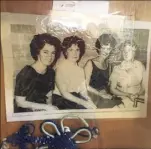  ?? (DR) ?? Une ancienne photo de Pamela prise avec ses soeurs.