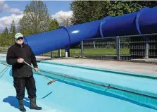  ?? ?? Klaus-dieter Günther bringt das Schwimmbec­ken in Kindelbrüc­k auf Vordermann.
ANNETT KLETZKE