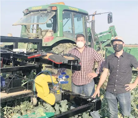  ?? PHOTO COURTOISIE ?? De gauche à droite, Éric Lapalme, président de Lapalme Conception Mécanique, et Cédrick Boulais-richard, ingénieur chargé du robot Sami qui pourrait prêter main-forte aux agriculteu­rs.