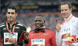  ?? FOTO: LEHTIKUVA/MARKKU ULANDER ?? VM-TVåA. Ihab Abdelrahma­n tog VM-silver i Peking i fjol. Tero Pitkämäki kom trea i tävlingen.