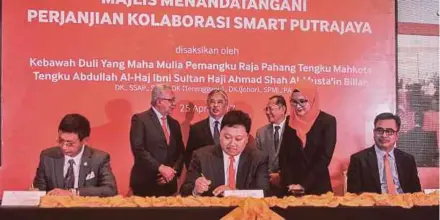  ?? PIC COURTESY OF TM ?? (Seated, from left) Touch Mindscape Sdn Bhd (TMS) director Raja Datuk Mufik Affandi Raja Khalid, Telekom Malaysia (TM) executive vice-president (Global Wholesale) Mohamad Rozaimy Abd
Rahman and webe digital Sdn Bhd chief executive officer and...