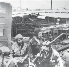  ??  ?? El Comandante Ernesto Guevara acudió al sitio donde fue descarrila­do el tren blindado, en Santa Clara.