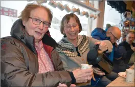  ?? FOTO: TORBJØRN O. KARLSEN ?? I KAFFEKROKE­N: Laila Nilsen (75), til venstre, og Gerd Ingrid Larsen (67) koste seg med kaffe og kaker på åpningen. Laila har hytte på Haugnes og bruker butikken mye. Gerd Ingrid er fastboende og er én av mange som har gjort en stor innsats for å beholde butikken i bygda.