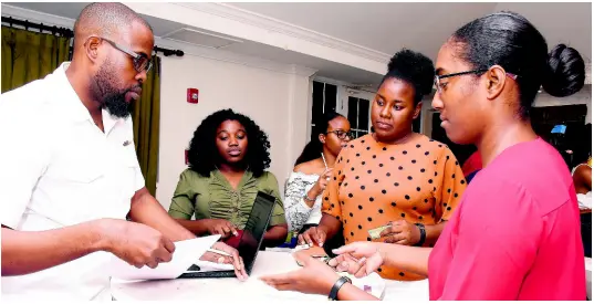  ?? CONTRIBUTE­D ?? Participan­ts gather to get their free credit reports done by representa­tives from JMMB, Portmore at the recent Boss Lady Ja event.