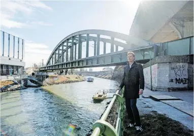  ?? [Luiza Puiu] ?? Donaukanal­koordinato­r Gerald Loew steht am Anfang des Kanals, beim Brigittena­uer Sporn.
