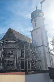  ?? FOTO: ANJA SCHUSTER ?? Der vordere Teil samt Turm ist bereits fertig, aber im Chor, dem ältesten Teil der Kirche wird noch gearbeitet.