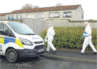  ?? Picture: Dougie Nicolson. ?? Forensics officers at the scene of the fatal house fire on Hamilton Avenue, St Andrews.