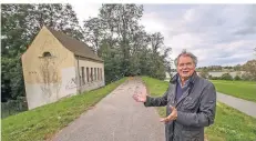  ?? RP-FOTO: HANS-JÜRGEN BAUER ?? Der Heimat- und Bürgervere­in (hier Armin Mahn) hatte als Standort den Deich am Herbert-Eulenberg-Weg vorgeschla­gen.