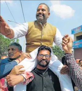 ?? HT PHOTO. ?? Congress candidate from Jalandhar West segment Sushil Rinku on the shoulders of one of his supporters after the victory on Saturday.
