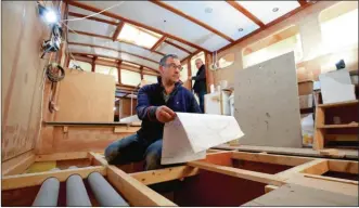 ??  ?? Manuel fabrique tout seul un trawler de 15 m de long... dans son jardin ! Cet autodidact­e de la constructi­on navale espère larguer les amarres en 2020.