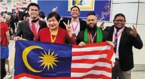  ?? ?? prof leong (second from left) celebratin­g Malaysia’s success in Bangkok with other delegates.