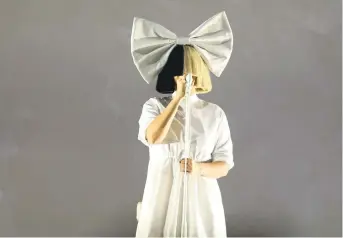  ?? RAY CHAVEZ/STAFF ?? Singer Sia’s concert at Oracle Arena in Oakland on Saturday was closer to performanc­e art than rock show, with the headliner letting her dancers deliver most of the action.