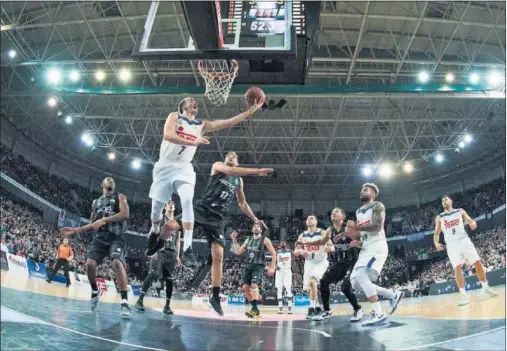  ??  ?? PLENO DE FUERZA Y TALENTO. Doncic dejó en Bilbao varias acciones muy estéticas, como esta canasta con falta de Hervelle.