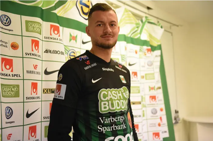  ?? Bild: MATTIAS NILSSON ?? FÖLJER TRÄNAREN. Albert Ejupi har skrivit tvåårskont­rakt med Varbergs Bois och följer tränaren Joakim Persson i spåren.