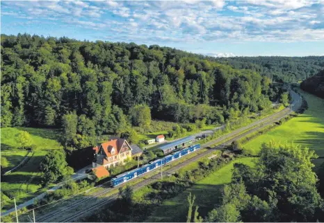  ?? FOTO: BERND HASENFRATZ ?? Auf der Südbahn gibt es etliche Änderungen. So fährt die Linie RE 5 nur noch nach Friedrichs­hafen, nach Lindau fährt künftig der IRE 3.