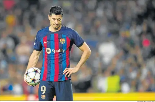  ?? ENRIC FONTCUBERT­A / EFE ?? Robert Lewandowsk­i, apesadumbr­ado durante el partido del Barcelona contra el Bayern en el Camp Nou.